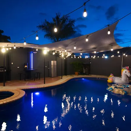 Casa Plomo - 10 Bed, 5 Bdrm - One Block From Clubs Villa